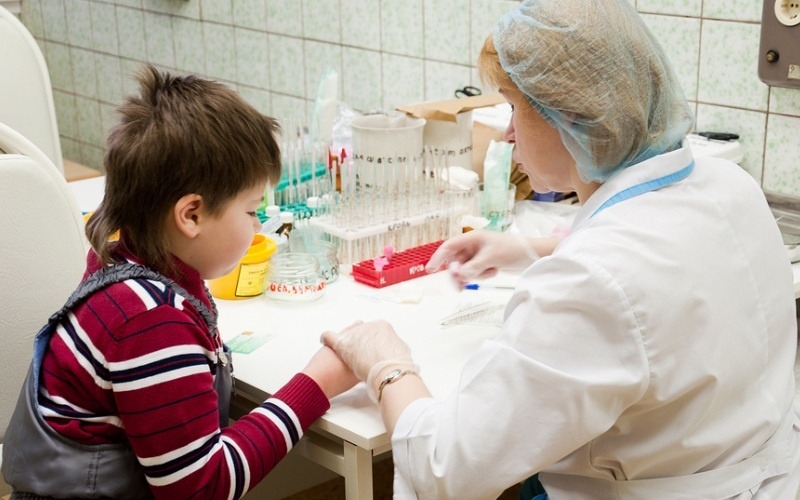 ребенок сдает кровь