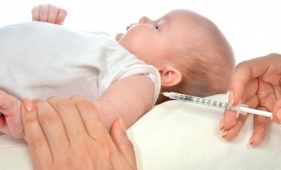 укол в левое плечо ребенку